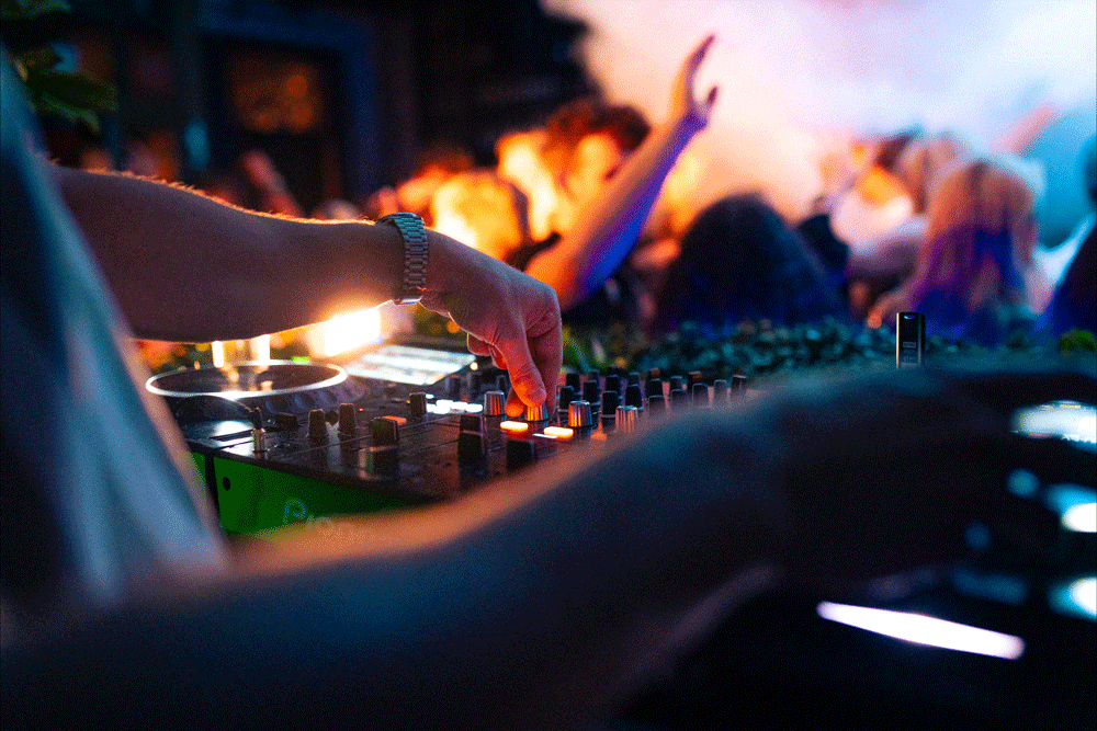 dj-highvaluedj-draaitafel-evenement-ervaring-dj-huren-dj-boeken-dj-regelen