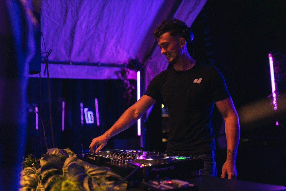 highvaluedj-dj-boeken-dj-regelen-dj-draaien-dj-over-ons-dj-ervaring-evenement-feest-organiseren